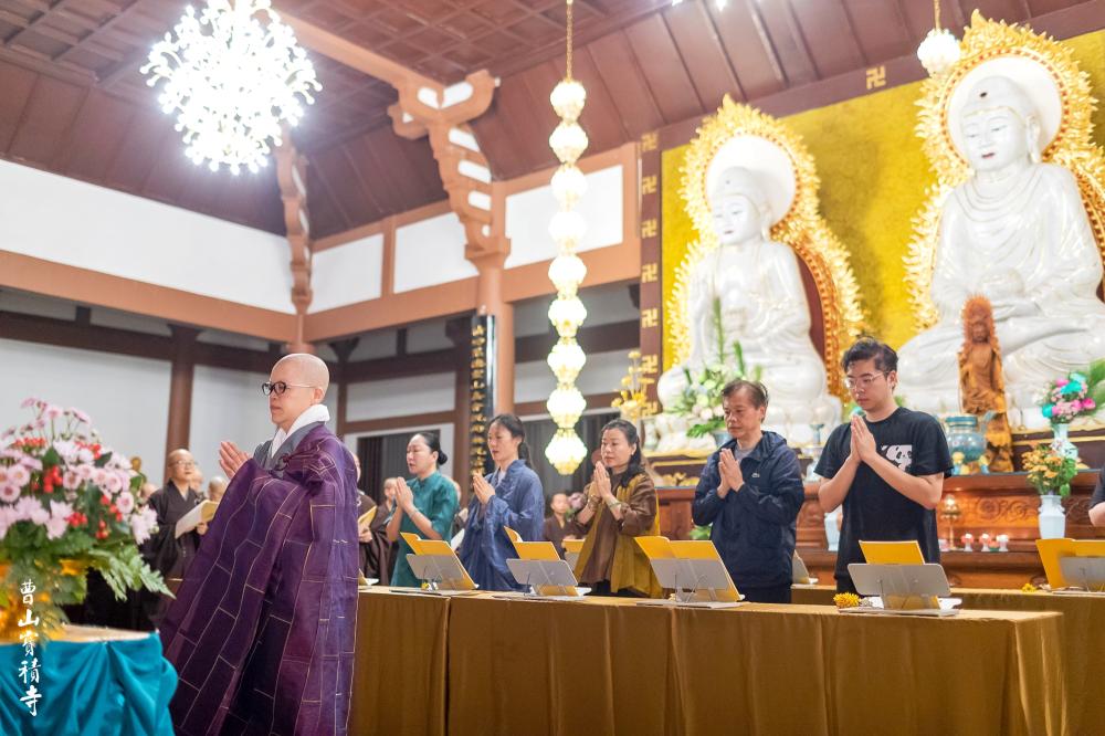 钟板行持的丛林教育和日常禅修结合起来,学僧不但可以学习到禅修,戒律